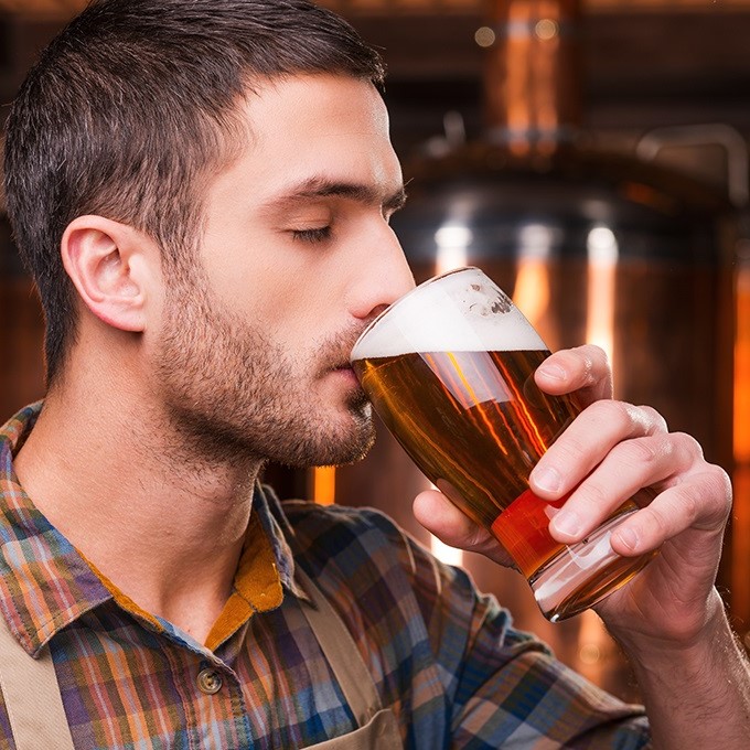 Un hombre bebiendo cerveza.